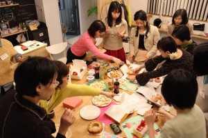 苺スイーツによろこぶまち女子