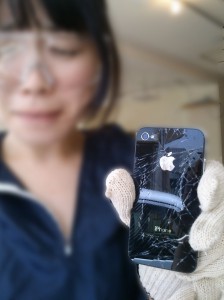 粉々になったiPhone