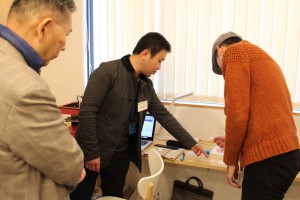 3Dプリンタの説明をする田端さん