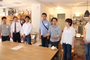 不安そうにボールを持つ小泉くん