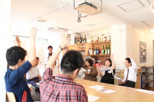 時間が来たら手を上げて終わったサイン