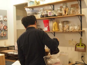 温かいコーヒーを淹れてくれる小泉さん