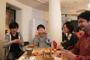 うれしそうに梅バーガーを食す宮脇編集長（中央）