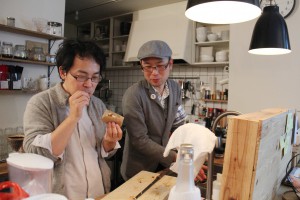 キッチンでひっそりと実食する副編集長たち