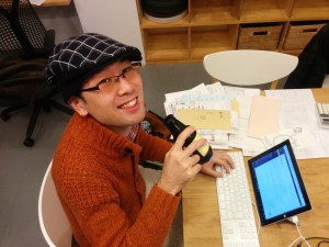 コワーキングJellyでレシート整理を終えて一杯やりながら執筆するひらりー