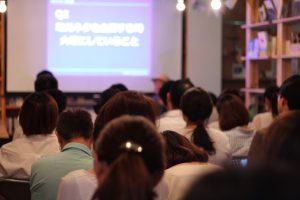 ライター交流会の会場には約40人が集まった